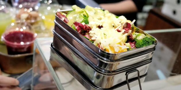 Aluminium lunchbox with fresh food